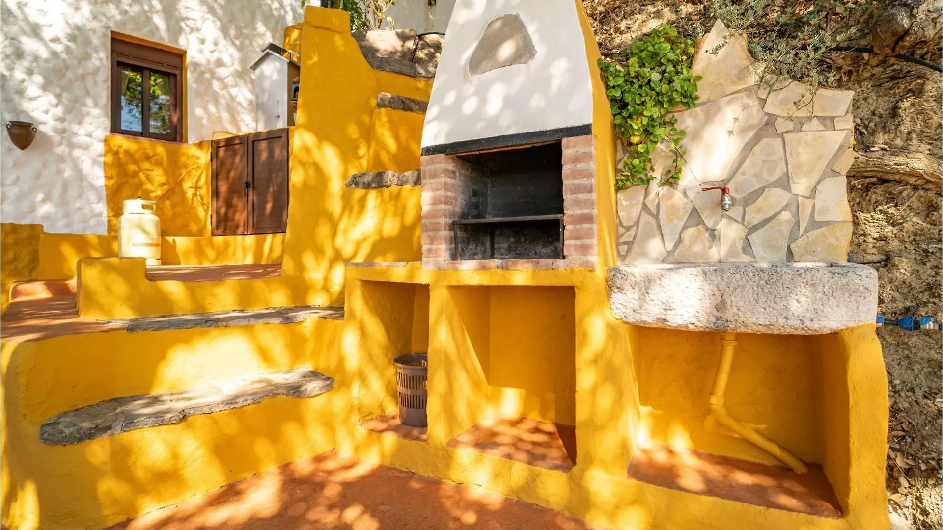 Amazing Cottage In Algatocin With Kitchen Ferienhaus